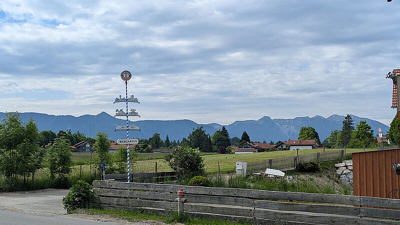 Hier sieht man eine Bergsilhouette.