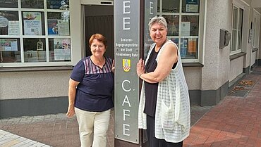 Das Bild zeigt zwei Damen vom Verein Brügerhilfe Demenz vor der Seniorenbegegnungsstätte Fröndenberg.