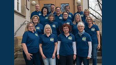 Gruppenfoto des Vereins auf einer Treppe.