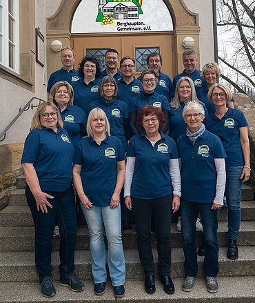 Gruppenfoto des Vereins auf einer Treppe.