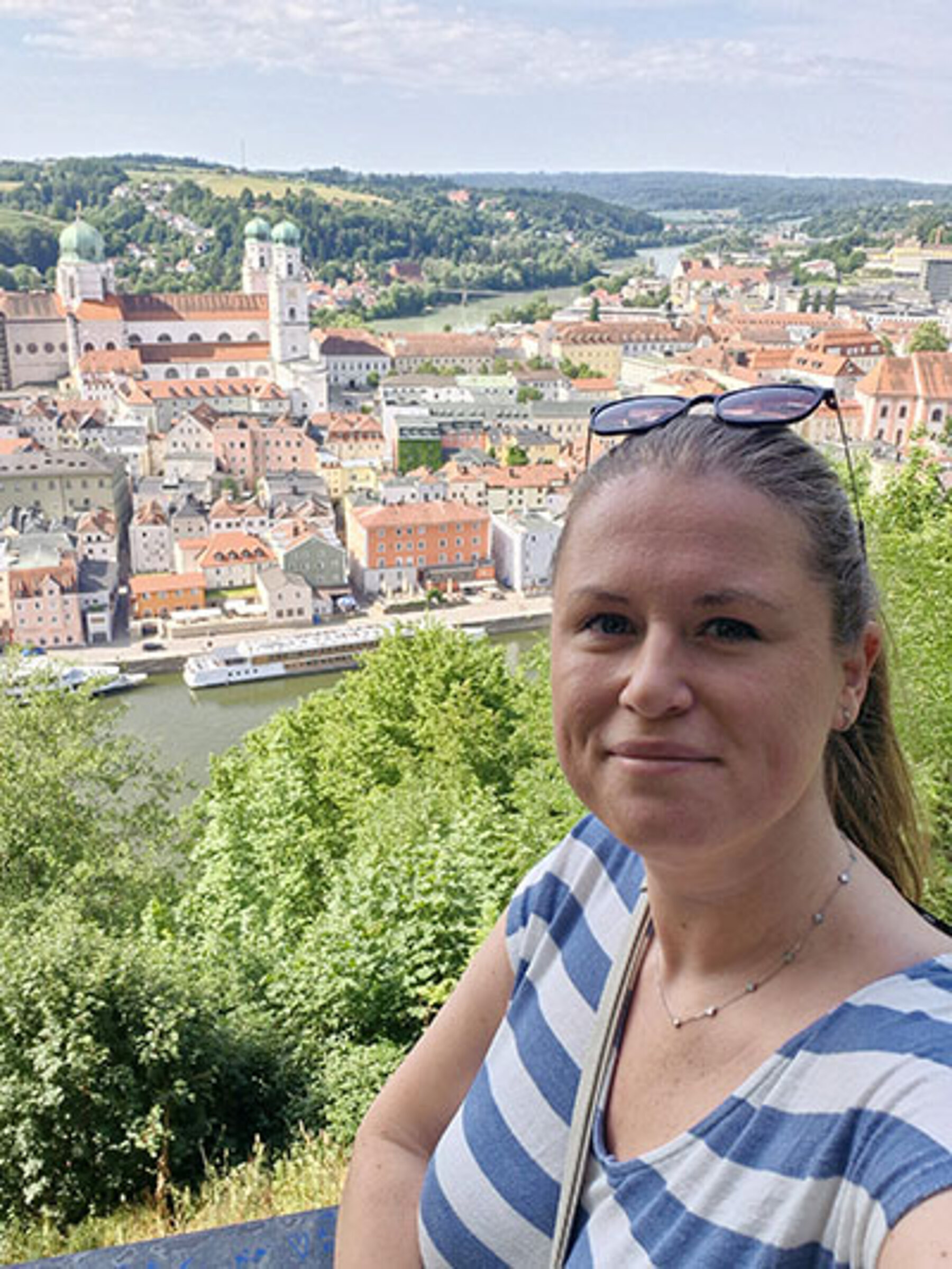 Porträtaufnahme der Kollegin vor der Kulisse von Passau.