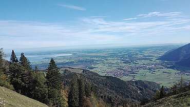 Blick auf die Kampenwand in den Chiemgauer Alpen bei sonnigem Wetter.