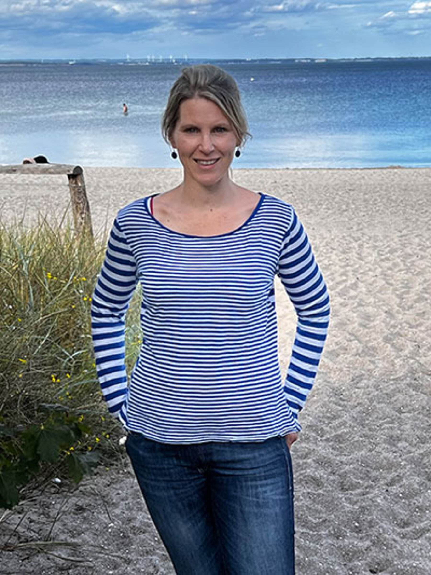 Carina Faber am Strand der Ostsee.