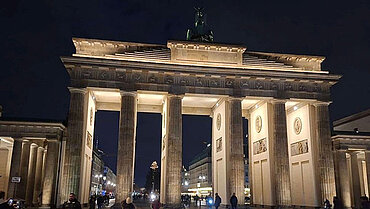 Das Brandenburger Tor in Berlin bei Nacht.