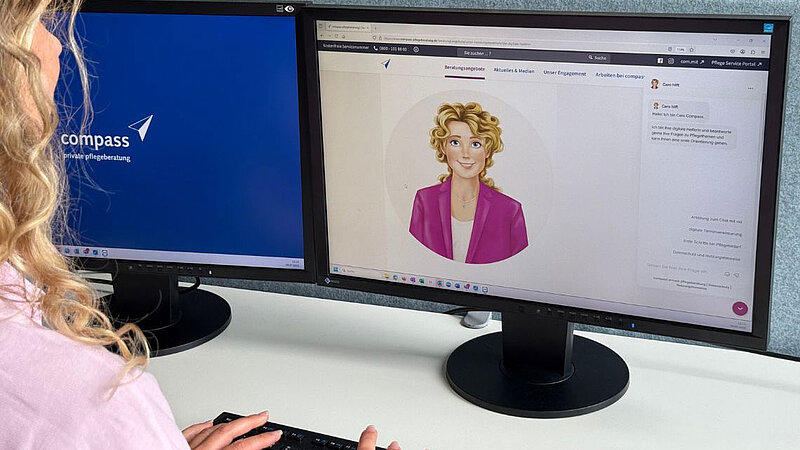 Eine Person schaut auf die Monitore eines PC.