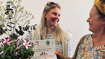 Das Bild zeigt Pflegeberaterin Pascale Rust (links) und Cordula Sommer (rechts), die sich gegenseitig anlächeln.