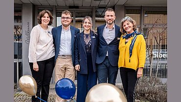 Das Team von BiberCare, im Vordergrund Ballnons.