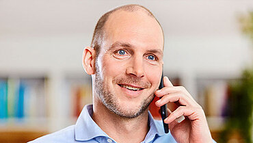 Ratsuchender telefoniert mit compass