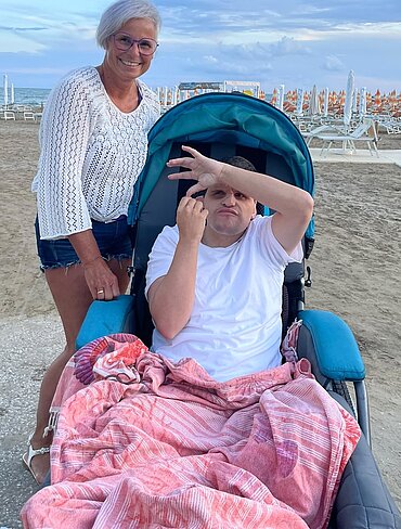 Sabine Herm am Strand gemeinsam mit Sohn Daniel.