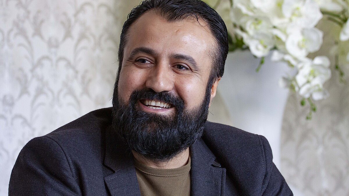 compasspflegeberatung Ahmed Mahmud als pflegender Sohn mit dem