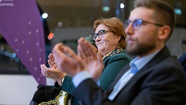 Applaudierendes Publikum bei einer Abendveranstaltung.