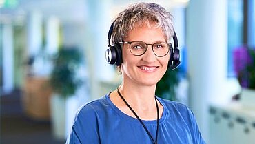 Pflegeberaterin telefoniert mit Headset.