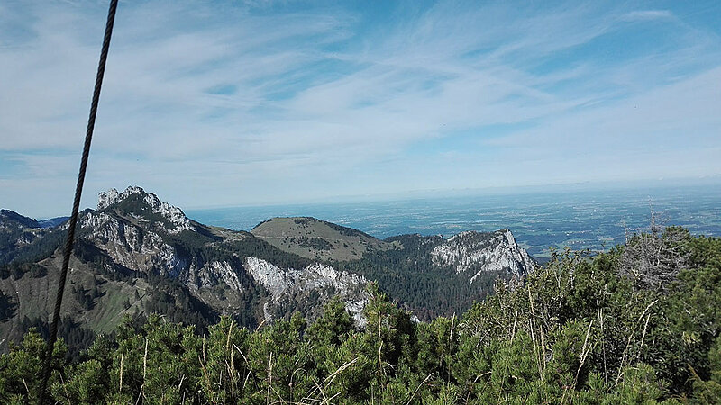 Blick auf die Kampenwand in den Chiemgauer Alpen bei sonnigem Wetter.