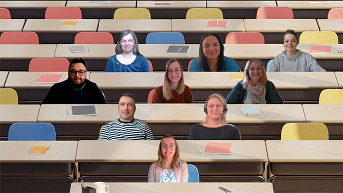 Bild zeigt neun Pflegeberater:innen im Weiterbildungskurs