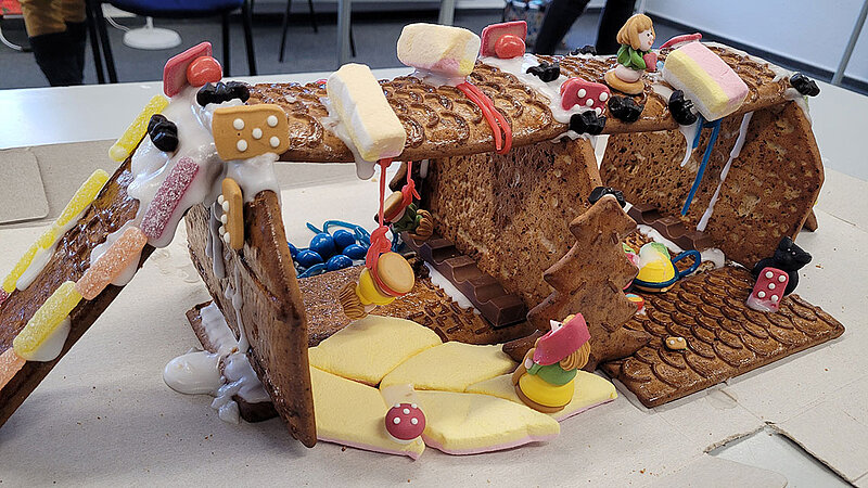 Weihnachtliches Backwerk mit Lebkuchenhaus