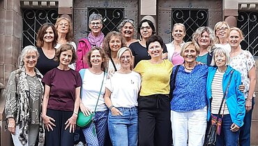 Gruppenfoto der Vereinsmitglieder auf der Treppe vor dem Eingang eines Gebäudes.