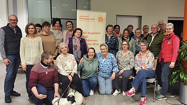 Die Ehrenamtlichen der Hospizgruppe vor ihrem Roll-Up.