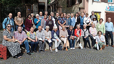 Gruppenfoto der Nachbarschaftshilfe Lahr in einer Altstadt.