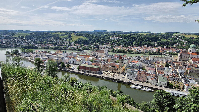 Blick auf die historische Altstadt von Passau am Zusammenfluss von Donau, Inn und Ilz.