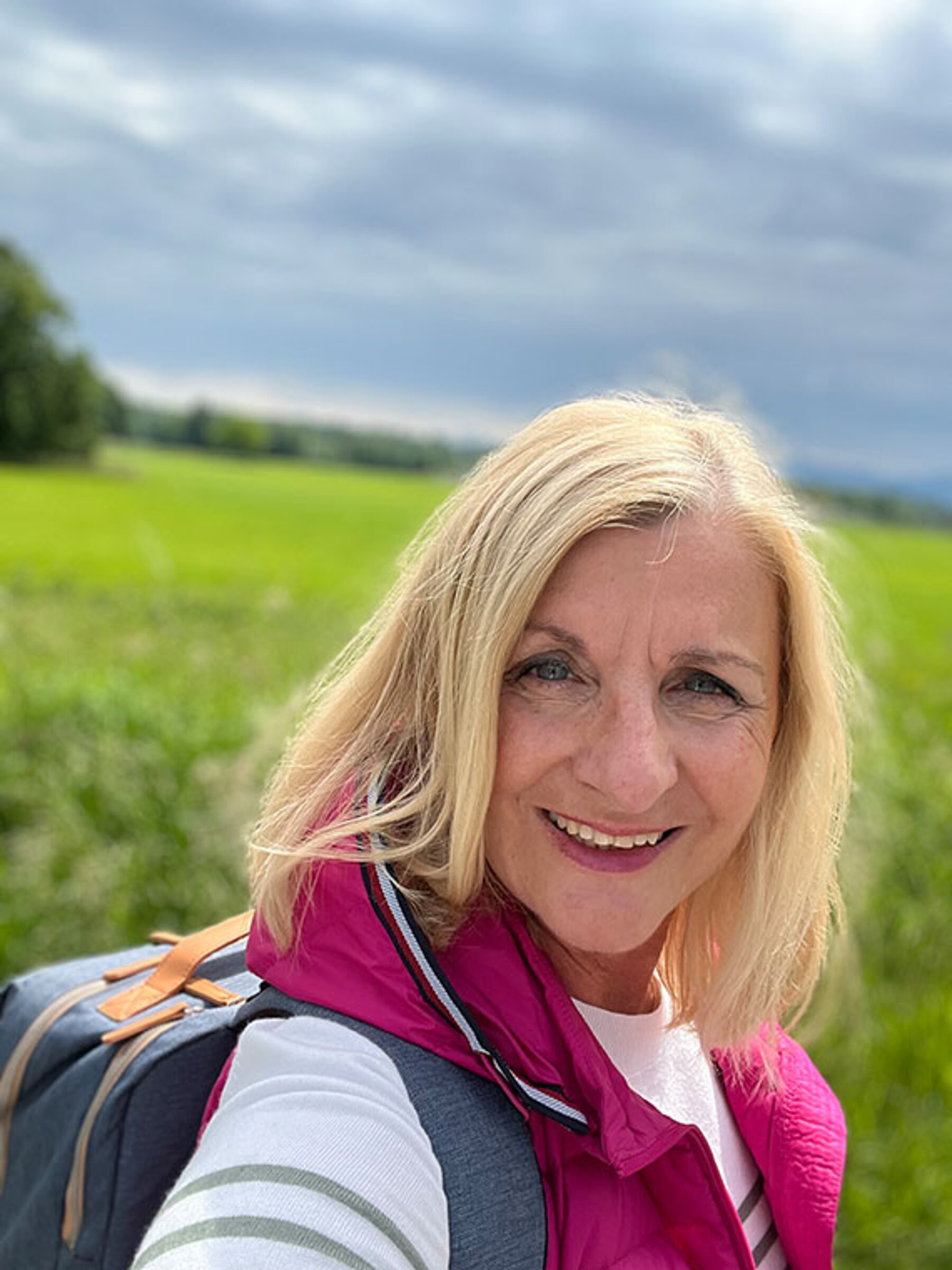 Hier sieht man Birgit Aengenendt bei einer Wanderung in den Bergen.