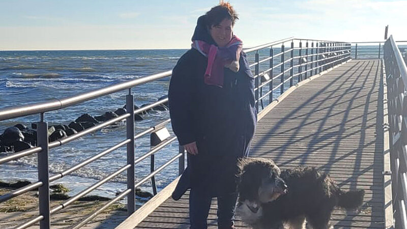 compass-Teamleiterin Bianca Lauenroth mit ihrer Therapiehündin Frieda