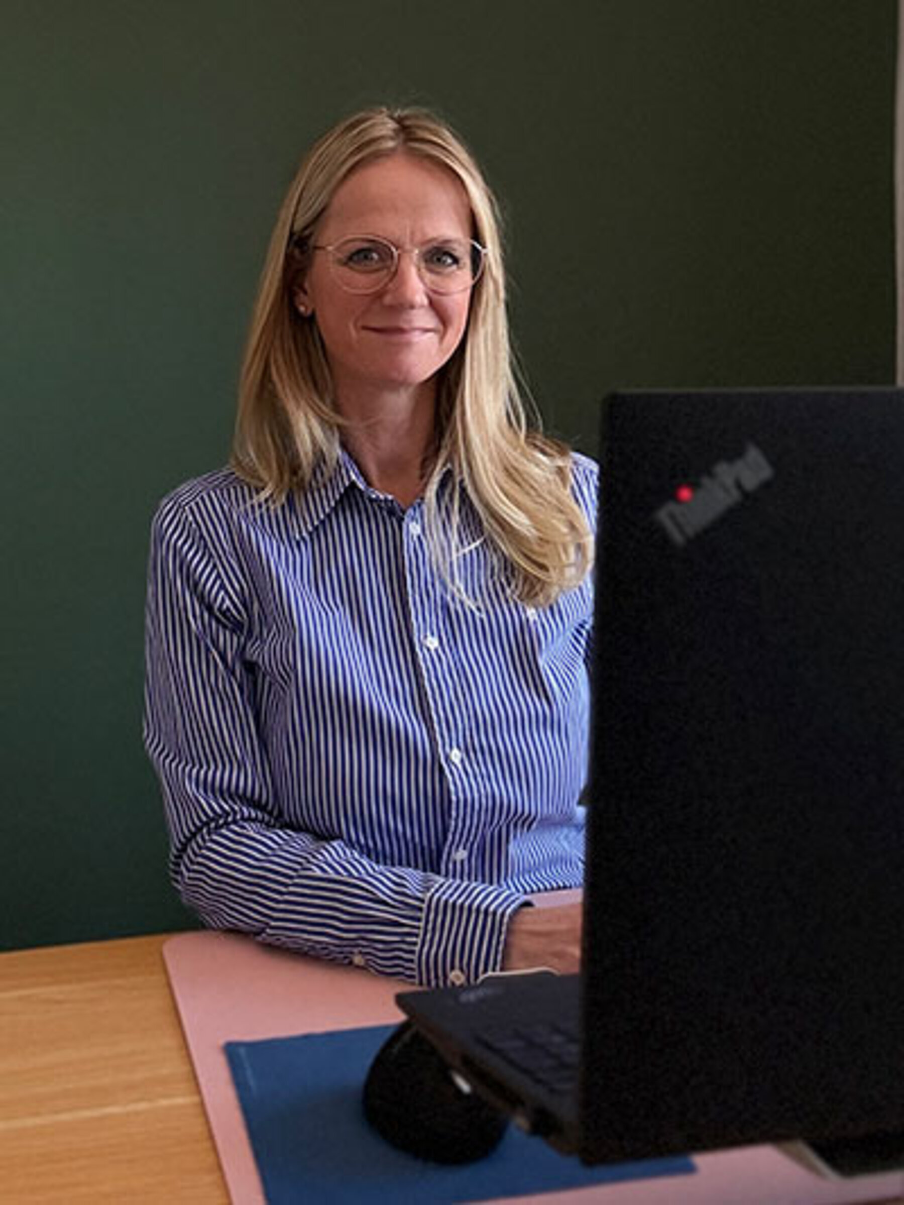 Nicole Zahn sitzt an ihrem Schreibtisch.