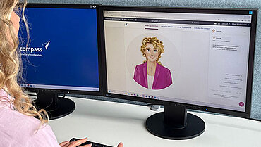 Ein PC-Bildschirm mit dem Anzeigebild des Chatbots Caro Compass. Ein Avatar mit kurzem Lockenhaar und Jacket über einem T-Shirt.
