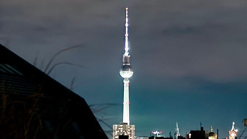 Nachtaufnahme vom Fernsehturm in Berlin. 