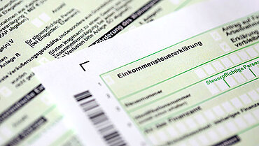 Übereinanderliegende Seiten der Vordrucke einer Einkommensteuererklärung