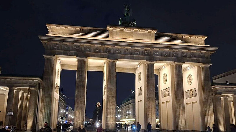 Nachtaufnahme vom Brandenburger Tor. 