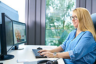 compass-Mitarbeiterin bei der Arbeit