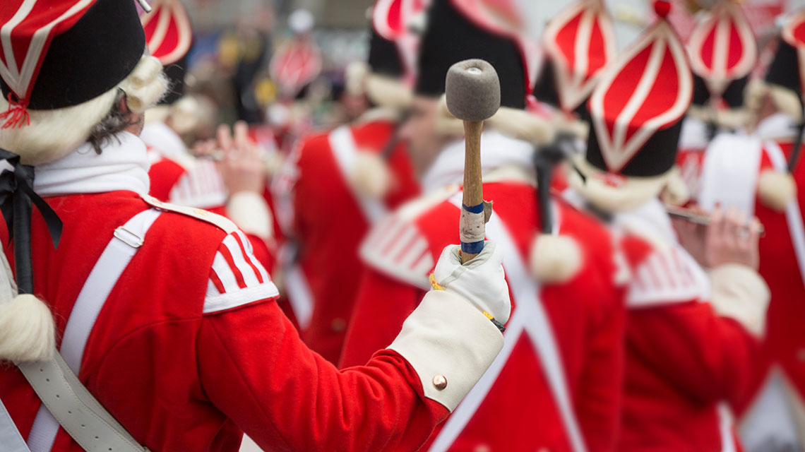 Eine Karnevalskapelle zieht im Rosenmontagszug durch die Kölner Innenstadt.