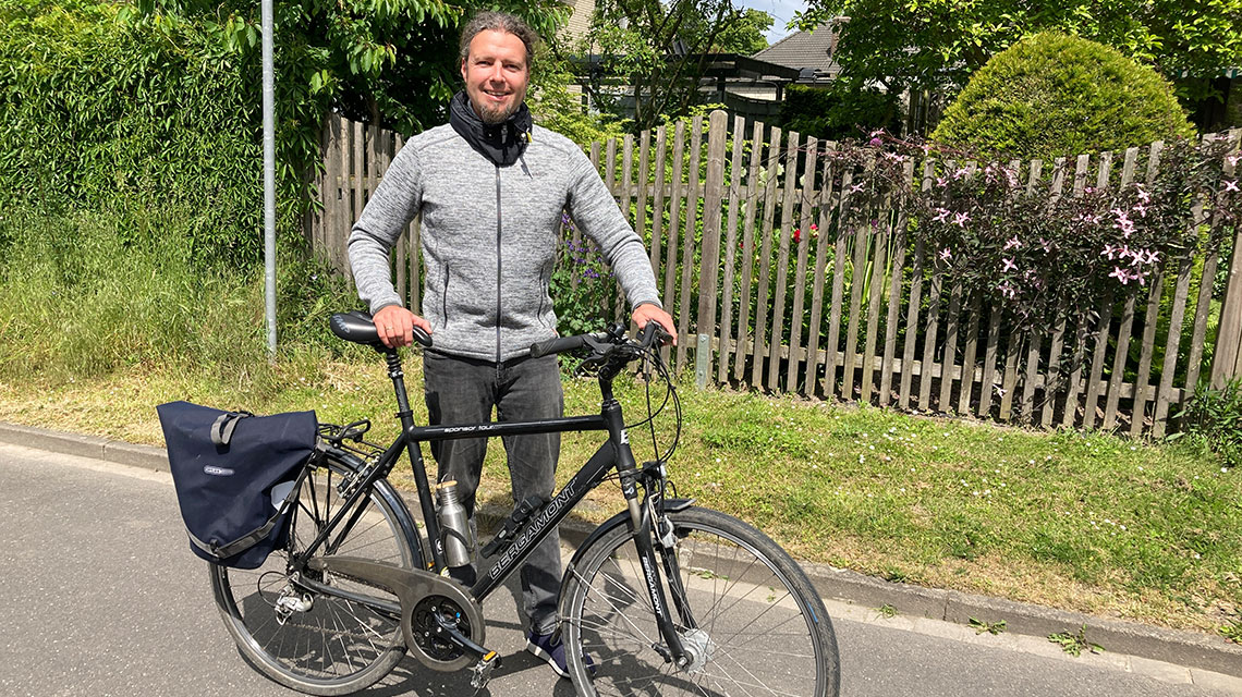 Das Fahrrad als Alterntive zum Dienstwagen: Pflegeberater Sebastian Schwabe präsentiert seinen Drahtesel.