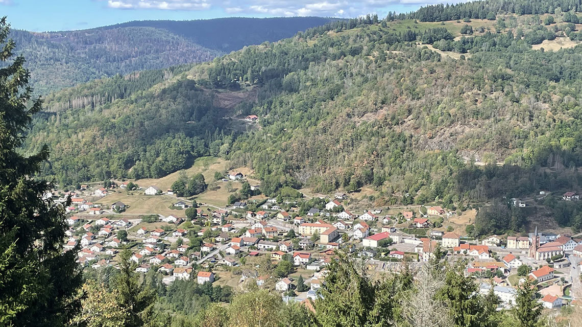 Das Foto zeigt einen Blick vom Berg hinunter auf Bad Herrenalb.