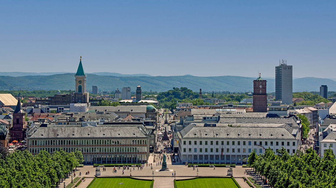 Hier sieht man eine Luftaufnahme von Karlsruhe.