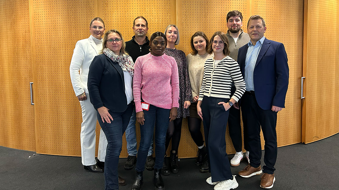 Neun compass-Kolleg*innen, die kürzlich die Weiterbildung erfolgreich abgeschlossen haben.