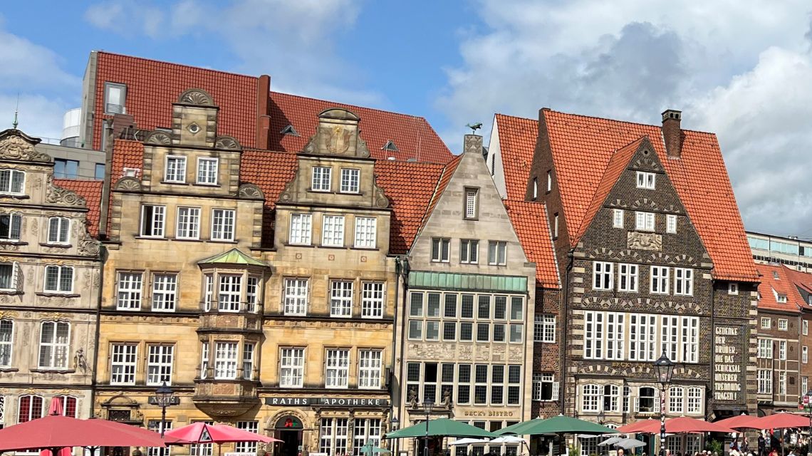 Häuserzeile am Bremer Marktplatz mit typischer Architektur.