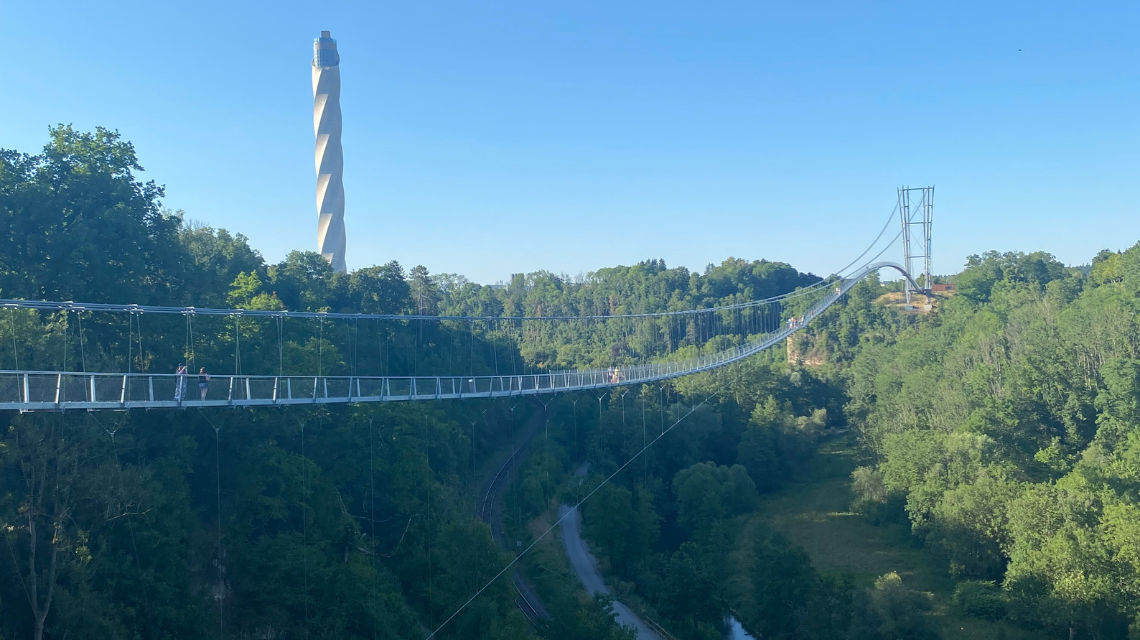 Eine hängende Brücke hoch über den Bahngleisen in Rottweil.