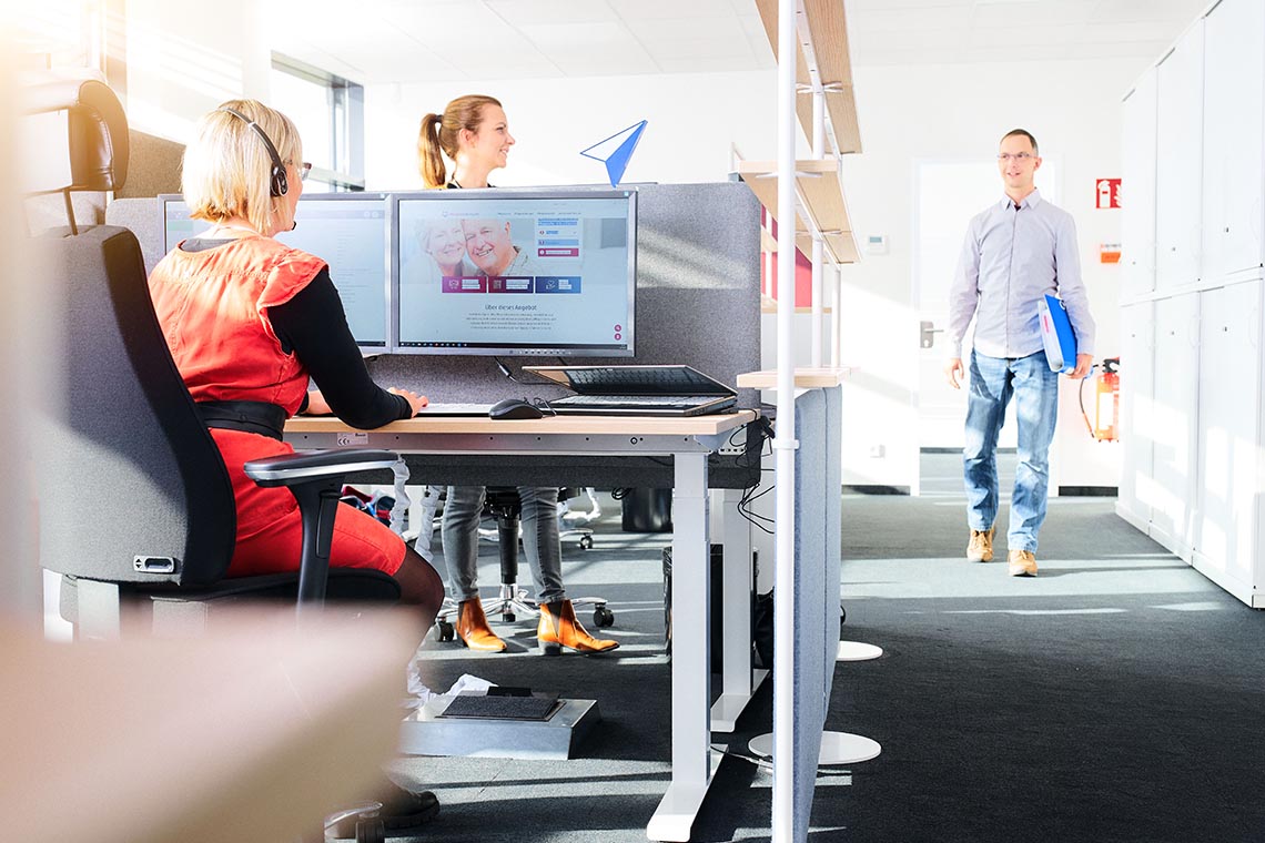 Telefonische Pflegeberatung: Team arbeitet zusammen