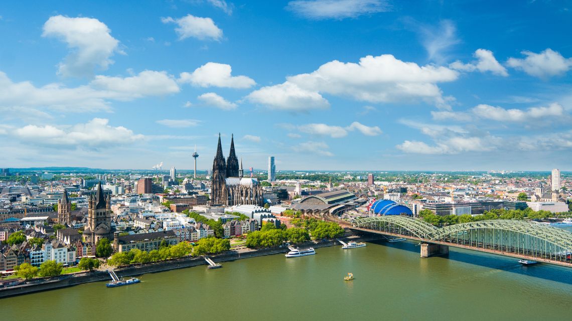 Luftaufnahme von Köln. Zu sehen sind Hohenzollerbrücke, Dom und Skyline.