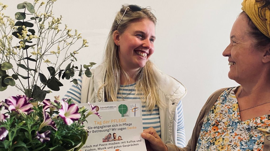 Pflegeberaterin Pascale Rust (links) und Cordula Sommer (rechts) lachen sich gegenseitig an.